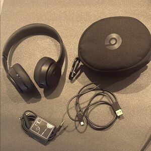 Beats Solo Black Wireless Noise Cancellation Headphones with Case *Like New*